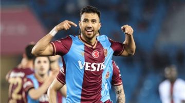 إعلامي : تريزيجيه وبن رمضان ينضمان لتدريبات الأهلي خلال أيام
