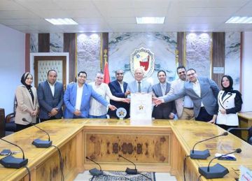 جامعة سوهاج تحصد درع نجمة المستشفيات الجامعية لأول مرة وتكرم فريق العمل الطبي