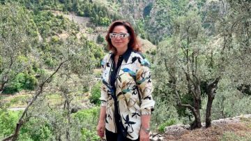 إلهام شاهين تخطف الأنظار في أجواء الطبيعة بـ لبنان