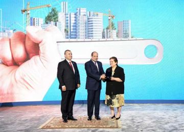 تكريم والدة عضو منتدب السويس للصلب بعد إعلان أمنيتها لقاء الرئيس تكريم والدة عضو منتدب السويس للصلب بعد إعلان أمنيتها لقاء الرئيس