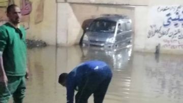 بسبب الأمطار .. إنقاذ أسرة داخل سيارة عالقة في نفق بالمنوفية