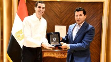 بعد قراره الاعتزال.. وزير الرياضة يستقبل بطل مصر في الإسكواش علي فرج