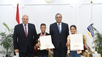 محافظ قنا يكرم شقيقين فائزين بجائزة الدولة للمبدع الصغير محافظ قنا يكرم شقيقين فائزين بجائزة الدولة للمبدع الصغير