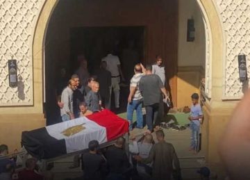 بالدموع والهتافات.. أهالي المنوفية يشيعون جثمان اللواء حازم مشعل إلى مثواه الأخير بالدموع والهتافات.. أهالي المنوفية يشيعون جثمان اللواء حازم مشعل إلى مثواه الأخير