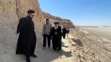 زيارة نيافة الأنبا ديمتريوس لمنطقة تل العمارنة الأثرية.. صور