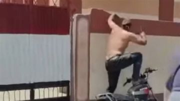 واقعة مدرسة أولاد حمام في دمياط.. فيديو لاقتحام بلطجي بالسلاح أبيض