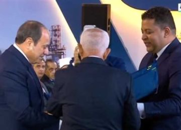 بمناسبة عيدهم.. رئيس اتحاد عمال مصر يهدي الرئيس السيسي درعا تذكارية