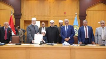 مجلس جامعة الأزهر يكرم الطفل أنس ربيع ووالده تشجيعا له