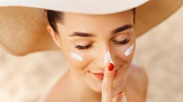 سيدة تصاب بحالة مرضية خطيرة نتيجة الإفراط فى استخدام صن بلوك اعرف القصة