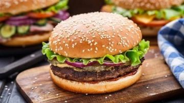 خطوة بخطوة.. طريقة عمل برجر اللحم للشيف نجلاء الشرشابي
