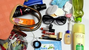 في موجة الحر الشديدة.. 7 أشياء مهمة للنساء بحقيبة اليد الشخصية