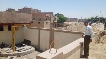 أسيوط.. رئيس مركز صدفا يتفقد أعمال الصرف الصحي بقريتي مجريس وبني فيز