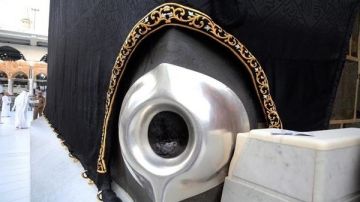 أول حادثة سرقة لـ الحجر الأسود ودفنه على حدود مكة.. القصة كاملة