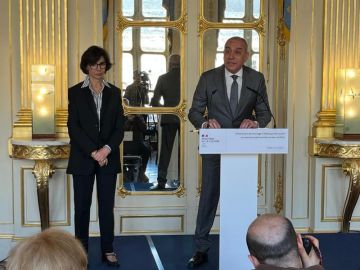 سفير مصر في باريس يشهد مع وزيرة الثقافة الفرنسية احتفالية إصدار كتاب حول مسلة الأقصر