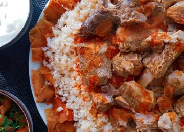 فتة أول يوم عيد الأضحى المبارك 2025 وطريقة خاصة لمرضى القولون وقرح المعدة