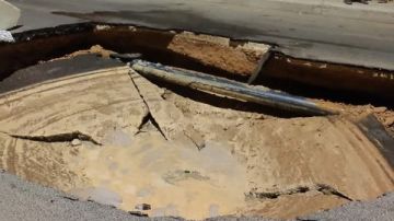 حفرة عميقة في وسط الطريق.. هبوط أرضي بأحد شوارع مدينة السادات