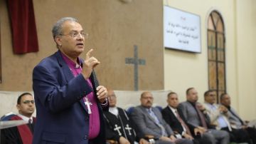 رئيس الطائفة الإنجيلية يشهد رسامة وتنصيب القس ملاك صدقي راعيا للكنيسة الإنجيلية بداقوف المنيا