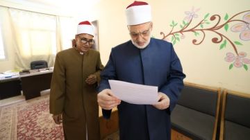 في أولى جولاته الميدانية لمتابعة امتحانات الثانوية الأزهرية.. الضوينى يتفقد لجان مجمع الشروق النموذجي في أولى جولاته الميدانية لمتابعة امتحانات الثانوية الأزهرية.. الضوينى يتفقد لجان مجمع الشروق النموذجي