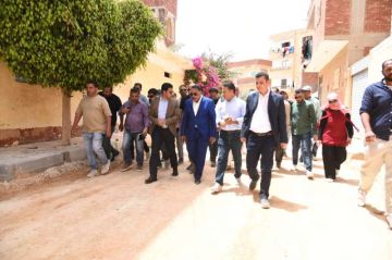 محافظ مطروح يتفقد تنفيذ أعمال تطوير البنية التحتية ورصف شوارع الأحياء السكنية