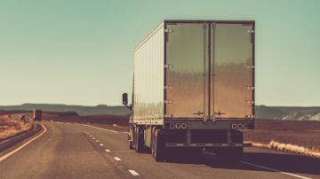 أسباب إشعال سائقي الشاحنات الكبيرة أضواء الخطر