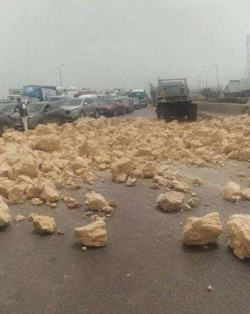 انقلاب سيارة محملة بالحجارة على طريق الإسكندرية الصحراوي