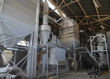 محافظ قنا ورئيس الجهاز المركزي للتعمير يتفقدان مصنع الأعلاف