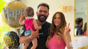 خالد عليش يحتفل بعيد ميلاده الـ 39 بصحبة زوجته وابنته عاليا