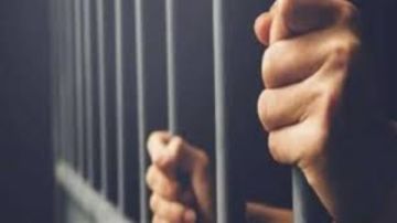 شوه وجه زوجته بمادة حارقـ.ـة أثناء ذهابها لعملها.. قرار عاجل ضد عامل بمطعم شهير