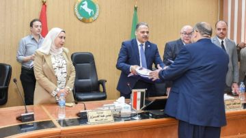 تسليم ملابس الإحرام وتأشيرات السفر الخاصة بحجاج الجمعيات الأهلية بالشرقية تسليم ملابس الإحرام وتأشيرات السفر الخاصة بحجاج الجمعيات الأهلية بالشرقية