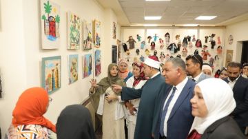 رئيس جامعة الأزهر يفتتح معرض إبداع طالبات التربية الفنية.. صور