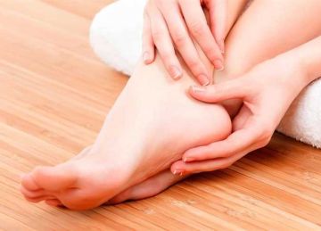 مش هتحتاجي تعملي باديكير .. طريقة طبيعية تخلصك من تشققات الكعبين وتعيد نعومتها مش هتحتاجي تعملي باديكير .. طريقة طبيعية تخلصك من تشققات الكعبين وتعيد نعومتها