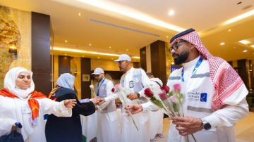 بالورود وماء زمزم .. استقبال حافل لأولى طلائع حجاج السياحة المستوى الاقتصادي بالورود وماء زمزم .. استقبال حافل لأولى طلائع حجاج السياحة المستوى الاقتصادي