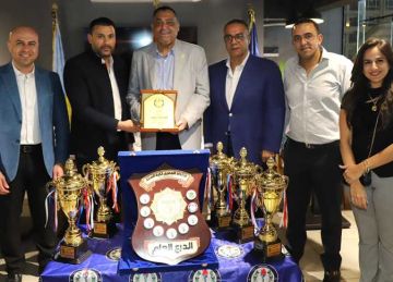 رئيس اتحاد السلة يسلم درع منطقة الاسكندرية لنادى سموحة (صور)
