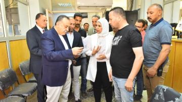 تركيب شاشة لعرض الخريطة الاستثمارية والإجراءات المطلوبة بمركز خدمات أسيوط..صور