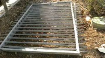 سقوط بوابة حديدية يصيب فردي أمن في المنطقة الصناعية بأكتوبر