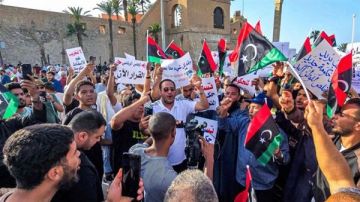 تزايد الضغوط على الدبيبة مع استمرار الاحتجاجات في جميع أنحاء ليبيا تزايد الضغوط على الدبيبة مع استمرار الاحتجاجات في جميع أنحاء ليبيا