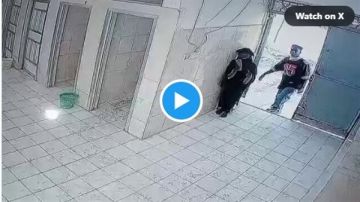 شاب وفتاة أفريقية يمارس الرذيلة داخل حمام مسجد يثير غضب بالفيديو