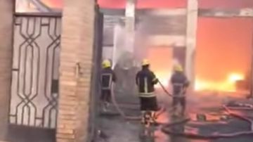 بعد 5 ساعات ونصف.. السيطرة على حريق في مصنع بلاستيك بأكتوبر