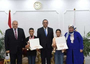 محافظ قنا يكرم الفائزين بجائزة الدولة للمبدع الصغير محافظ قنا يكرم الفائزين بجائزة الدولة للمبدع الصغير