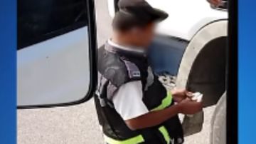 الداخلية: فيديو تجاوز فرد شرطة أثناء إستيقاف سيارة نقل قديم شاهد