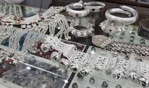 الملاذ الآمن.. تراجع أسعار الفضة والجنيه يسجل 452 جنيها الملاذ الآمن.. تراجع أسعار الفضة والجنيه يسجل 452 جنيها