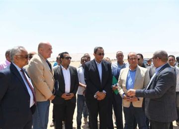 بتكلفة 220 مليون جنيه.. محافظ قنا ورئيس جهاز التعمير يتفقدان استصلاح 390 فدانا بنجع حمادي
