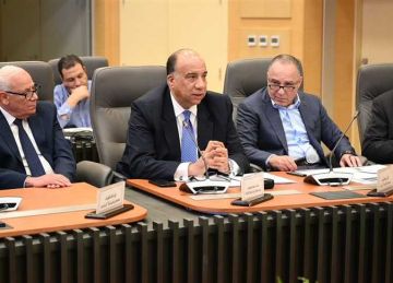 رئيس ملاحة الإسكندرية يستعرض تطوير منظومة الشحن المسبق عن البضائع (صور)