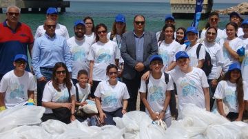 طلاب الإسكندرية الناطقين بالفرنسية يشاركون في مبادرة تنظيف الشواطئ