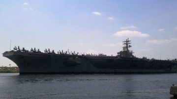 فقدان مقاتلة إف 18 بعد سقوطها من حاملة الطائرات الأمريكية هاري ترومان في البحر الأحمر