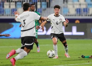 الأهلي يدرس عودة مدافعه الشاب بعد تألقه مع منتخب مصر