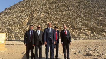 وزير الثقافة والسياحة التركي يزور منطقة أهرامات الجيزة