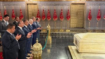 وزير الخارجية يزور ضريح ملكي المغرب الراحلين محمد الخامس والحسن الثاني