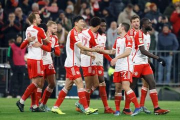 بايرن ميونخ يحتفل بدرع الدوري الألماني بثنائية أمام مونشنجلادباخ بالدوري الألماني