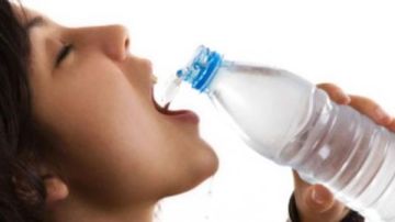 هل الماء البارد يهدد صحتك في الصيف؟.. اكتشف الأضرار